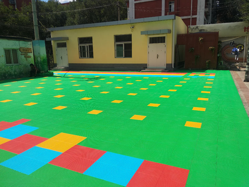 定制籃球場(chǎng)拼接地板室外網(wǎng)球場(chǎng)多色吸水地墊戶外防滑拼裝運(yùn)動(dòng)地板生產(chǎn)廠家